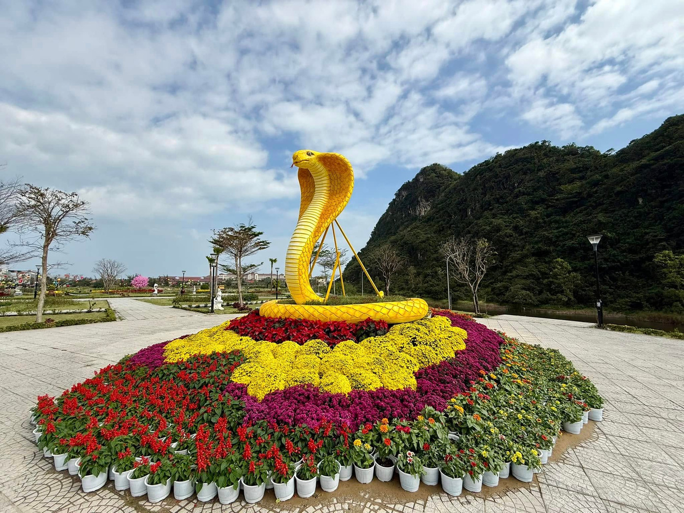 "Bé Na" quận Ngũ Hành Sơn cũng không kém phần "chất lừ" được đặt ngay trung tâm vườn hoa. Ảnh: FB Moon Black