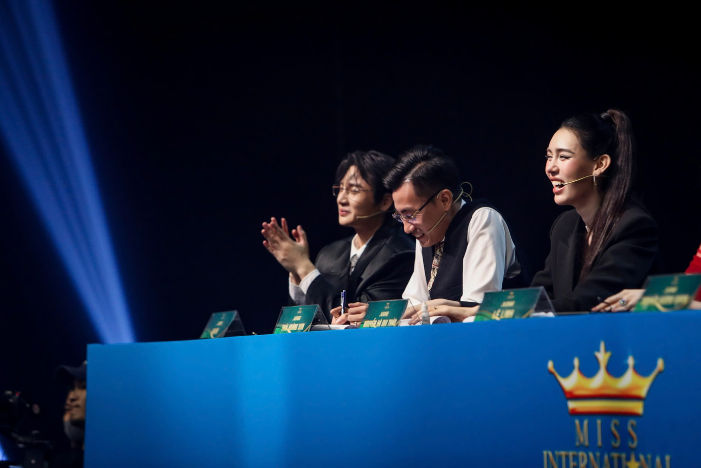 Các giám khảo thích thú trước phần trình diễn của học viên Huỳnh My. Các giám khảo thích thú trước phần trình diễn của học viên Huỳnh My.