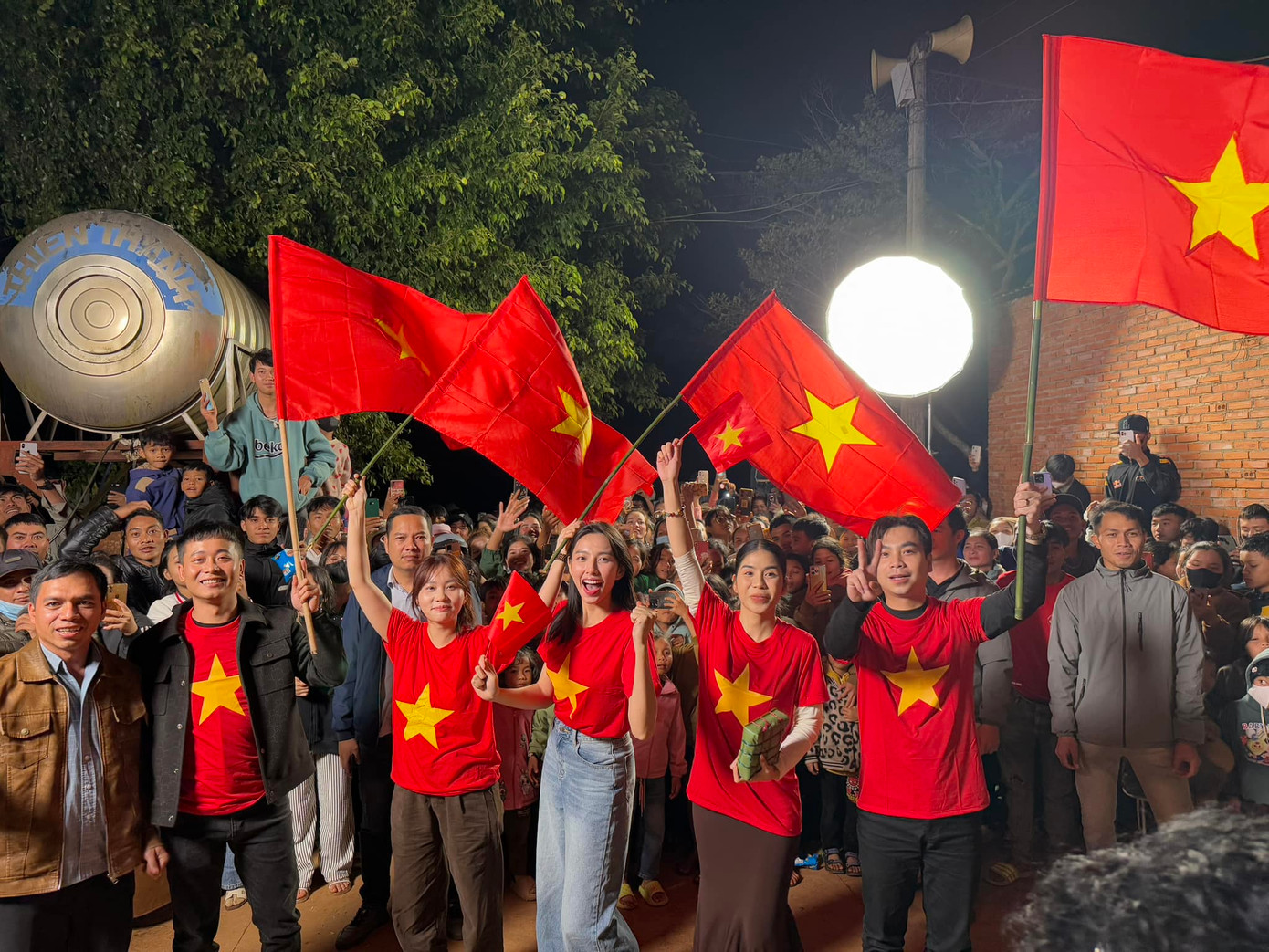 Đang tham gia chuyến công tác cùng team Châu Phi, Hoa hậu Thùy Tiên và người dân cùng tụ họp cổ vũ đội tuyển Việt Nam. Đang tham gia chuyến công tác cùng team Châu Phi, Hoa hậu Thùy Tiên và người dân cùng tụ họp cổ vũ đội tuyển Việt Nam.