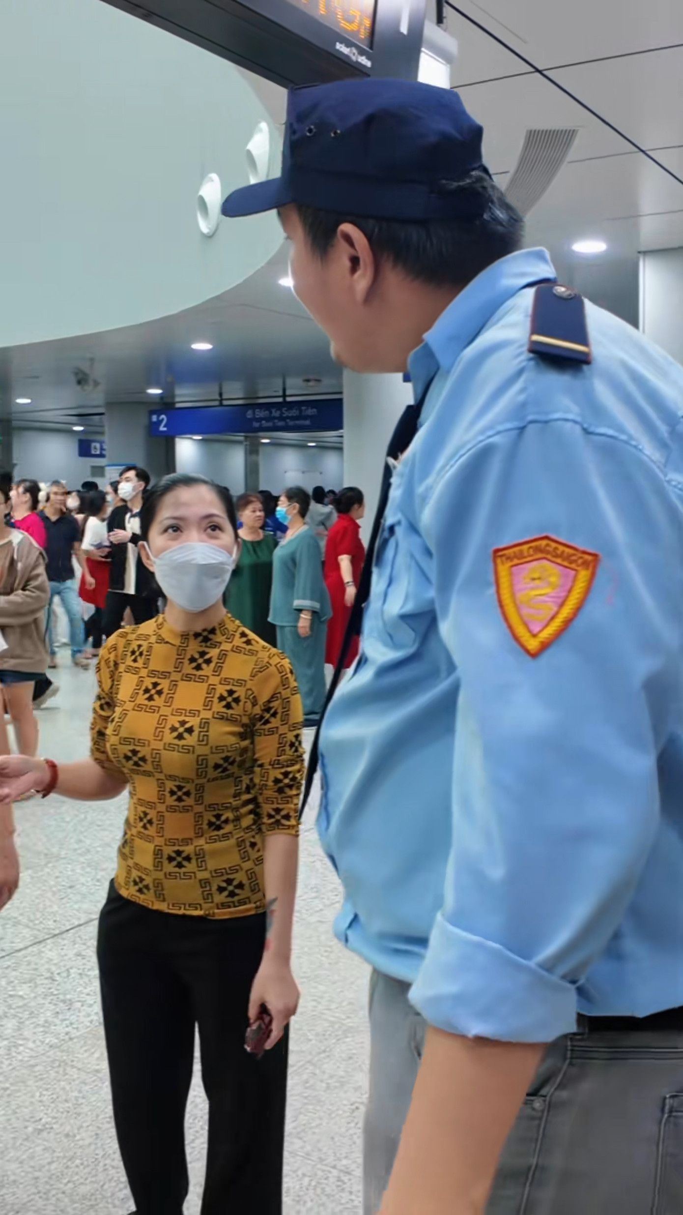 Anh Đạt trước đây làm việc ở ga Văn Thánh (quận Bình Thạnh) và hiện đang làm tại ga Bến Thành (quận 1). Ảnh chụp màn hình clip. Anh Đạt trước đây làm việc ở ga Văn Thánh (quận Bình Thạnh) và hiện đang làm tại ga Bến Thành (quận 1). Ảnh chụp màn hình clip.