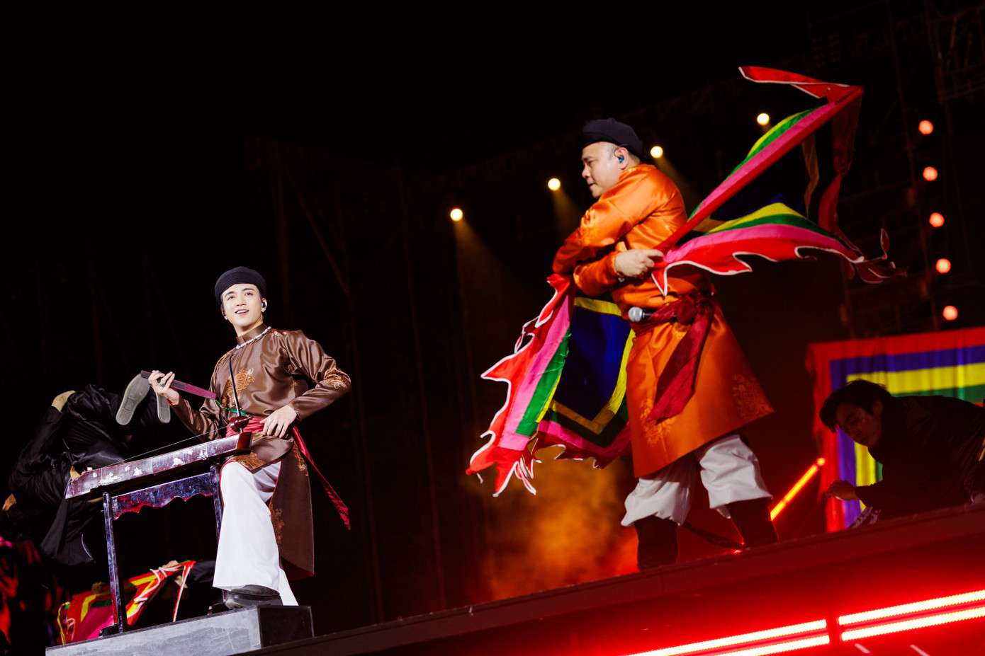 Tiết mục "Trống cơm" của NSND Tự Long, Cường Seven và SOOBIN được đánh giá cao vì kết hợp hài hòa giữa các yếu tố truyền thống và hiện đại.