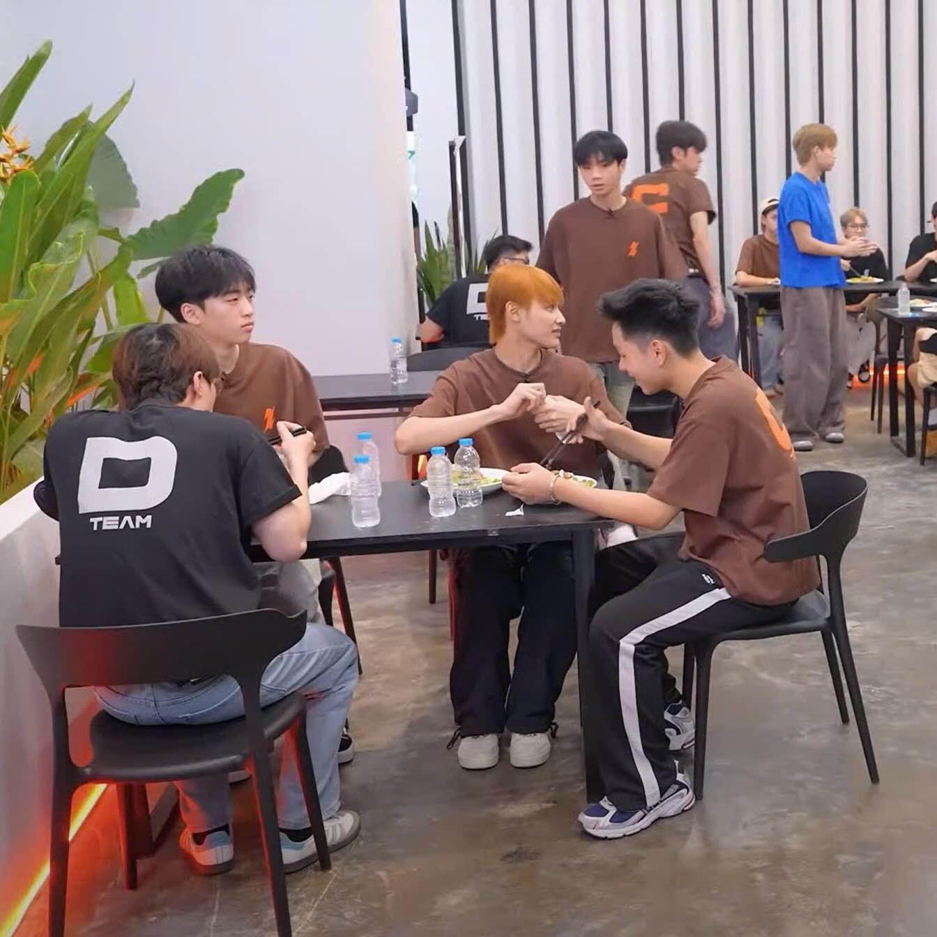 Bộ ba em út "bám" nhau từ phòng ăn tới ký túc xá. Nguồn: Tập 2 Tân Binh Toàn Năng. Bộ ba em út "bám" nhau từ phòng ăn tới ký túc xá. Nguồn: Tập 2 Tân Binh Toàn Năng.