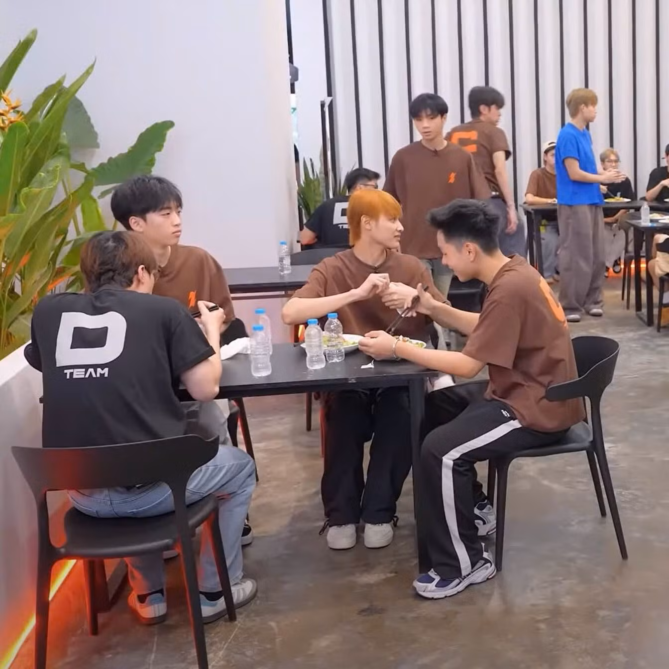 Bộ ba em út "bám" nhau từ phòng ăn tới ký túc xá. Nguồn: Tập 2 Tân Binh Toàn Năng.