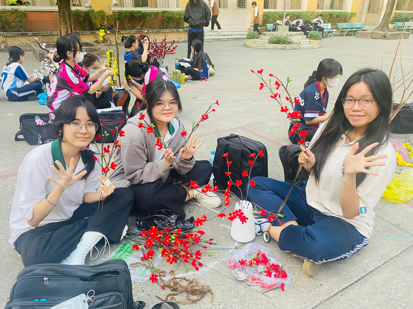 Ảnh: Đoàn Trường THPT Nguyễn Hữu Cảnh Ảnh: Đoàn Trường THPT Nguyễn Hữu Cảnh