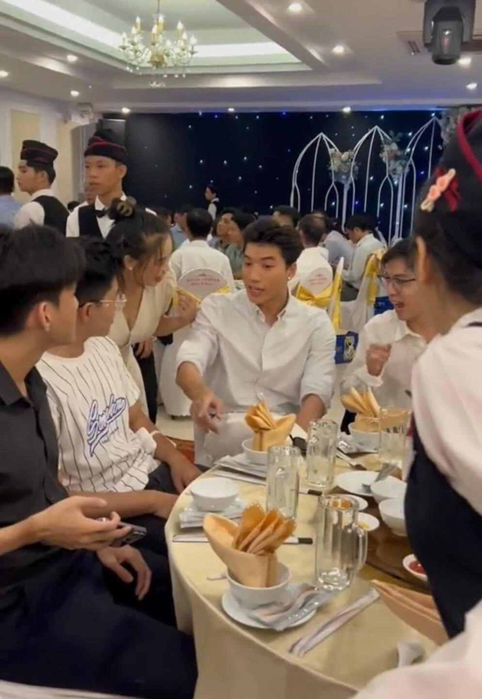 Anh chàng "thoát vai" người nổi tiếng, vui vẻ trò chuyện cùng bạn bè cũ. Anh chàng "thoát vai" người nổi tiếng, vui vẻ trò chuyện cùng bạn bè cũ.