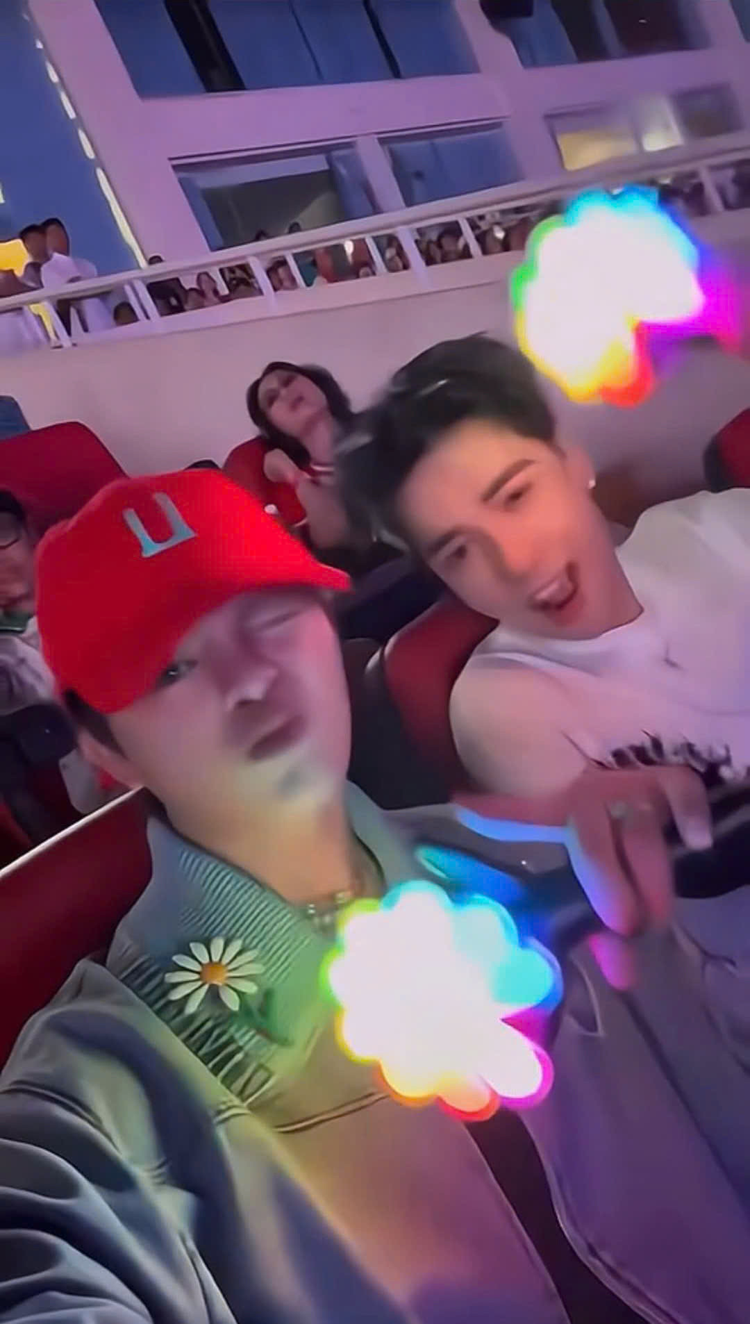 Sau set diễn, anh và RHYDER cùng "hoá fanboy" cổ vũ hết mình cho thần tượng G-Dragon.