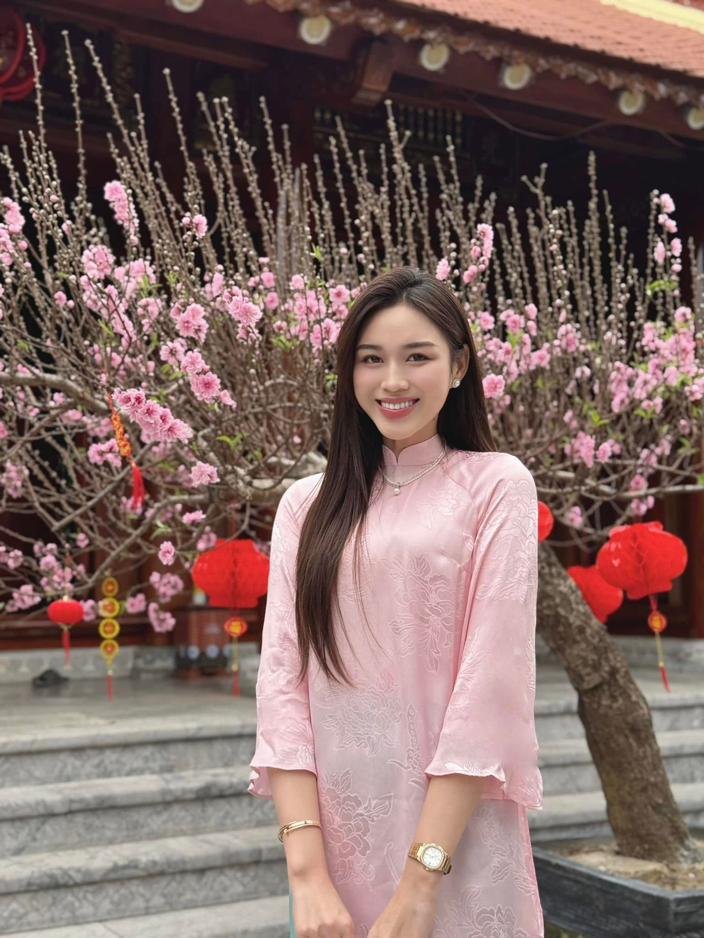 Hoa hậu Đỗ Thị Hà "xả ảnh" xinh trong ngày du xuân. Hoa hậu Đỗ Thị Hà "xả ảnh" xinh trong ngày du xuân.