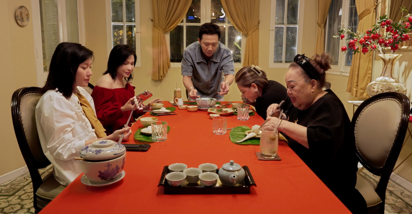 Không khí bữa ăn có phần gần gũi, thoải mái như một gia đình. Không khí bữa ăn có phần gần gũi, thoải mái như một gia đình.