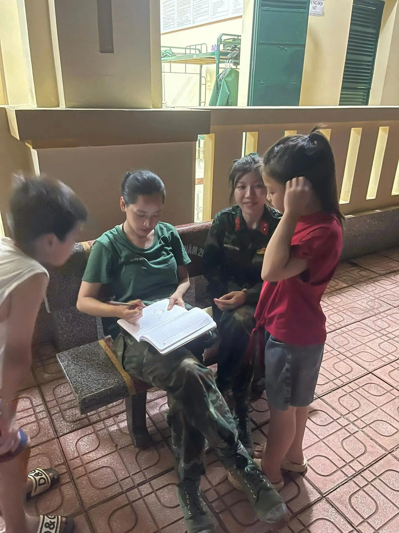 Chi Pu và Trang Pháp cùng diện trang phục của chiến sĩ, ký tặng cho các bạn fan nhí.