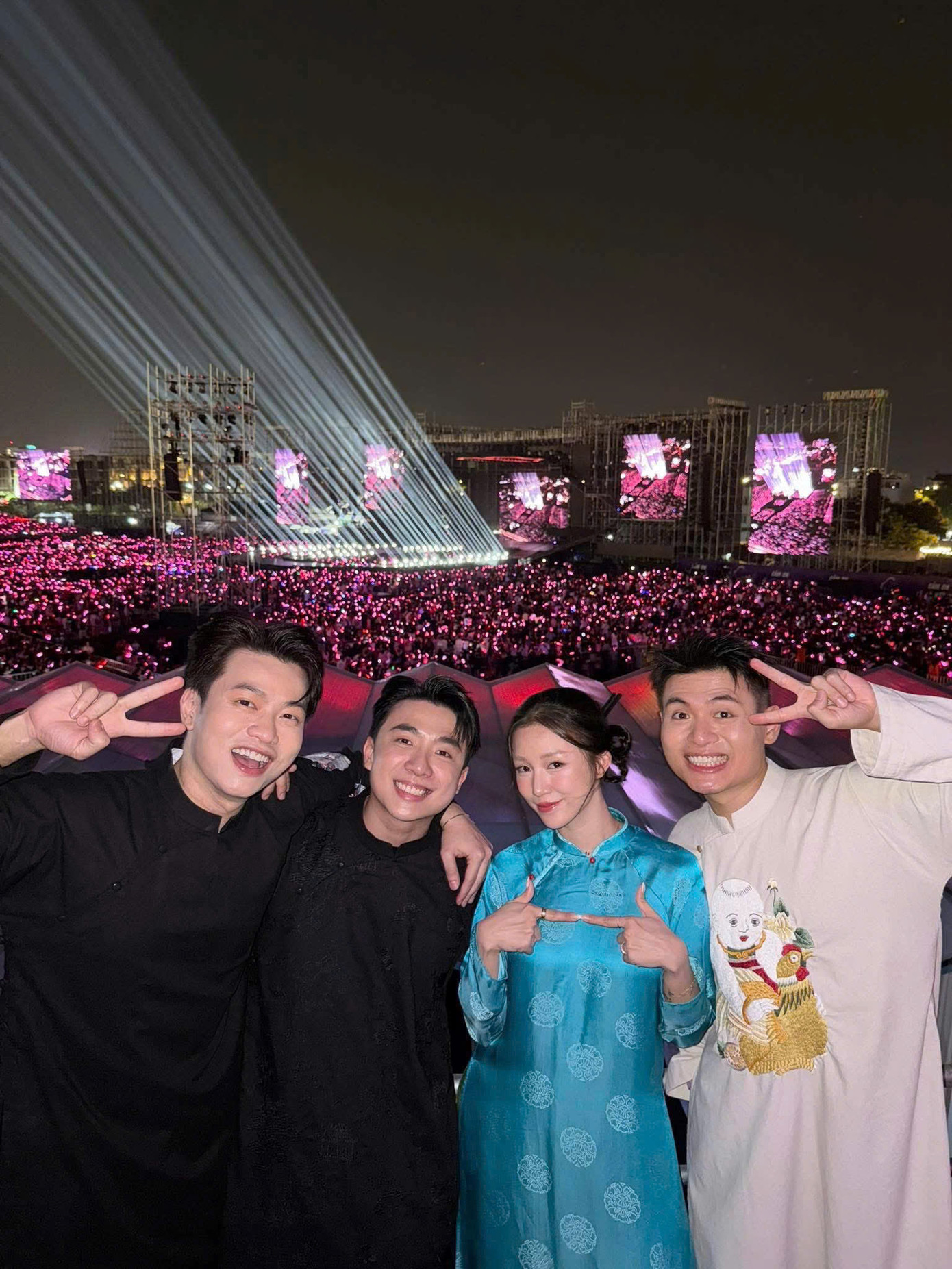 "F4" hội ngộ và chụp ảnh cùng nhau tại concert. "F4" hội ngộ và chụp ảnh cùng nhau tại concert.