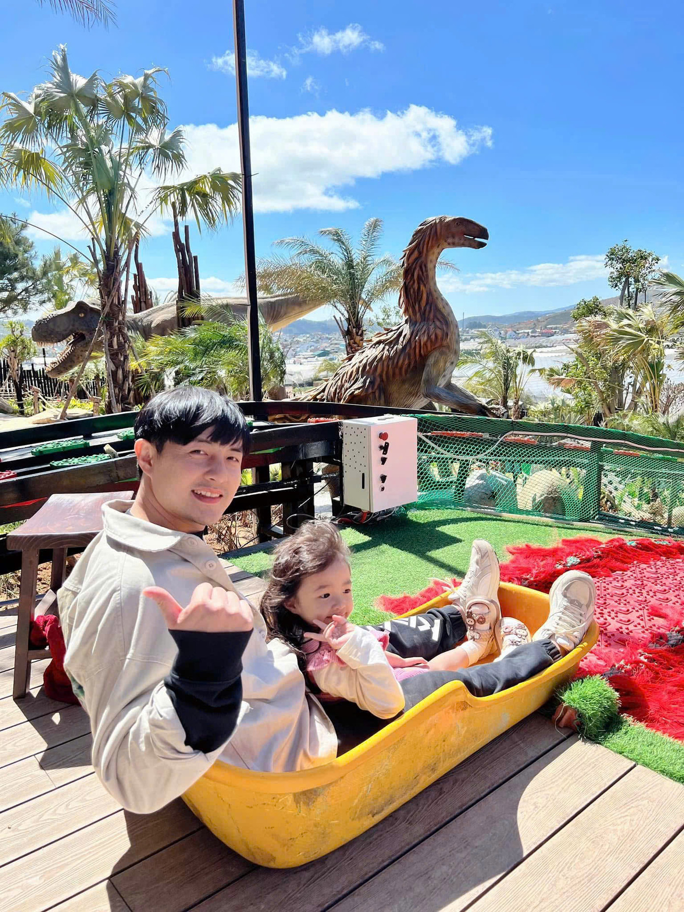 Bé Winnie (gia đình Đông Nhi - Ông Cao Thắng) được yêu thích bởi sự đáng yêu, ngoan ngoãn. Bé Winnie (gia đình Đông Nhi - Ông Cao Thắng) được yêu thích bởi sự đáng yêu, ngoan ngoãn.