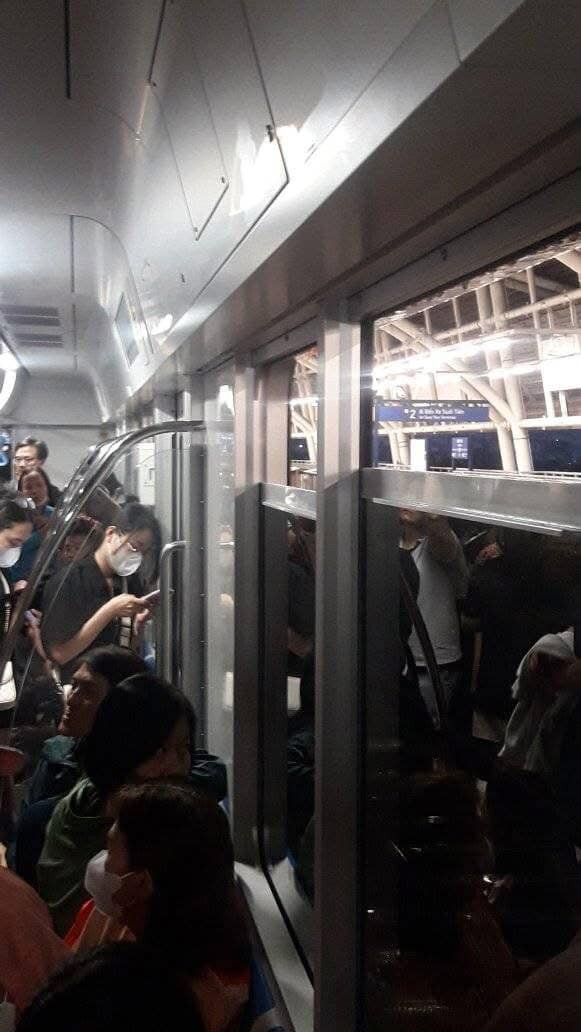 Người dân bình tĩnh chờ đợi nhân viên tàu khắc phục sự cố. Ảnh: Phan Van Tho Người dân bình tĩnh chờ đợi nhân viên tàu khắc phục sự cố. Ảnh: Phan Van Tho