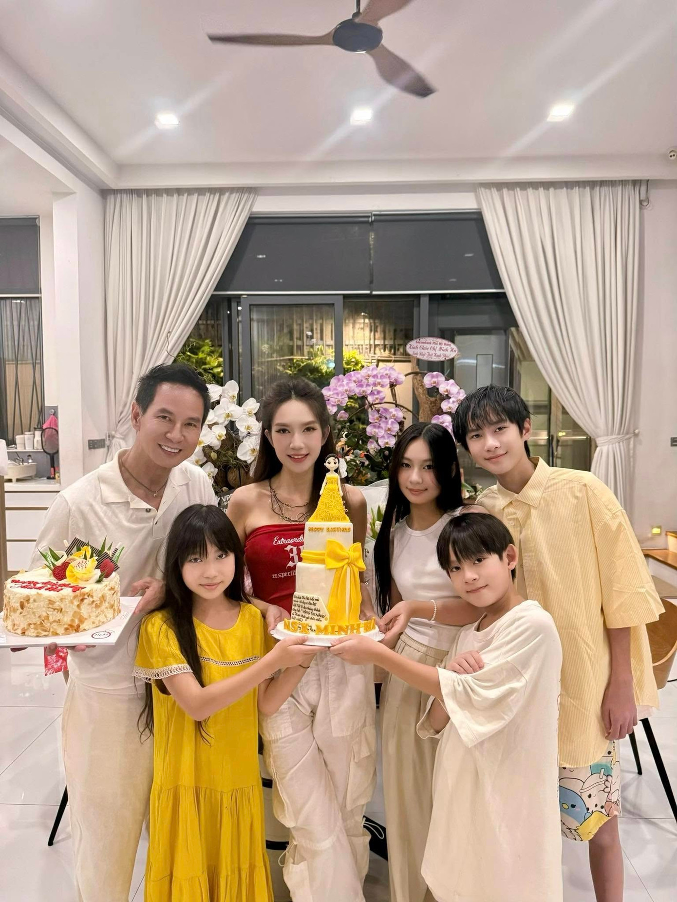 Rio Hạo Nhiên sở hữu chiều cao ấn tượng. Dù mới 14 tuổi, cậu bé đã cao ngang ngửa bố mẹ.