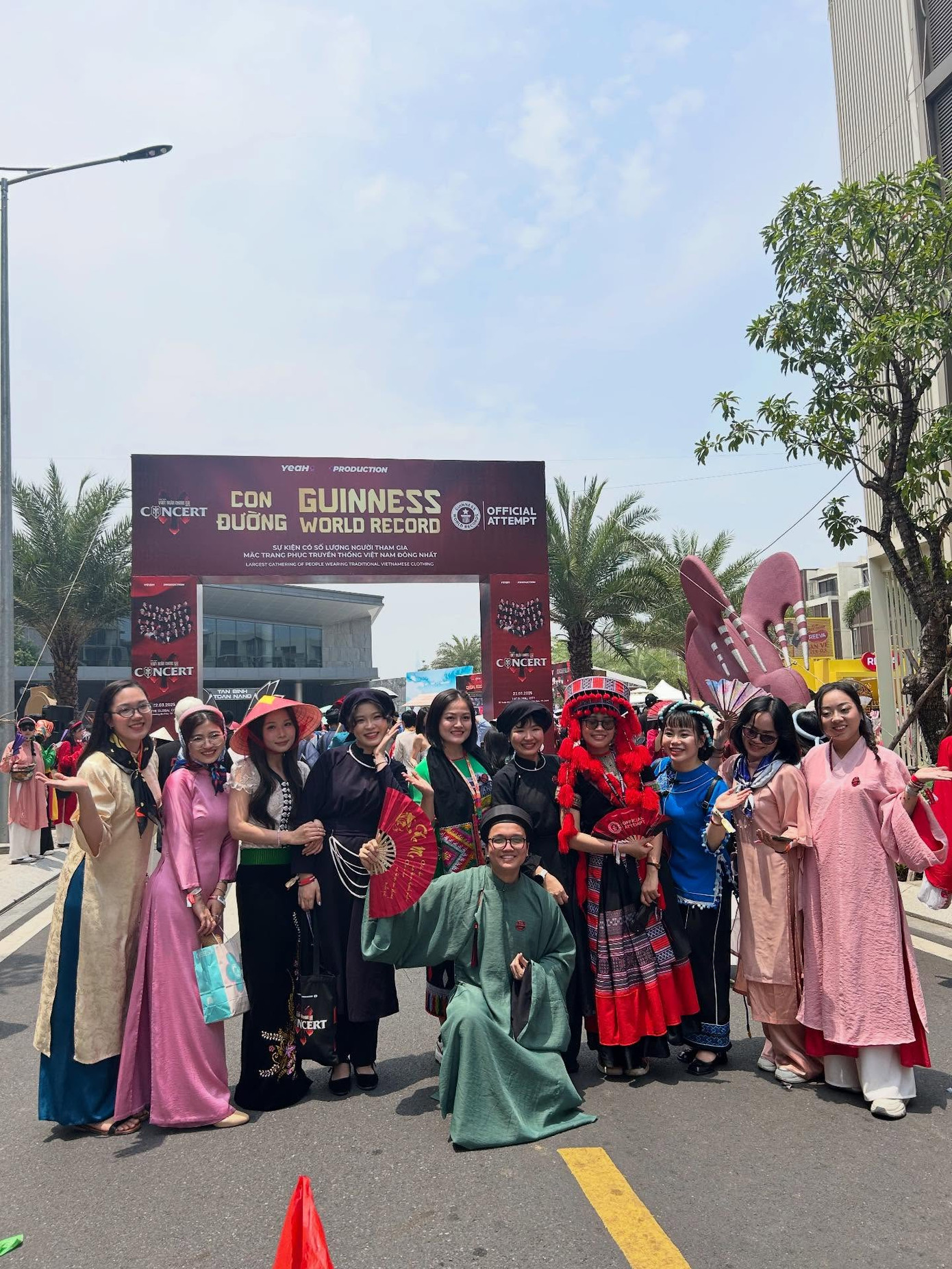 Trang phục của nhiều dân tộc Việt Nam cùng hội tụ tại concert. Nguồn: @pinkiehihi