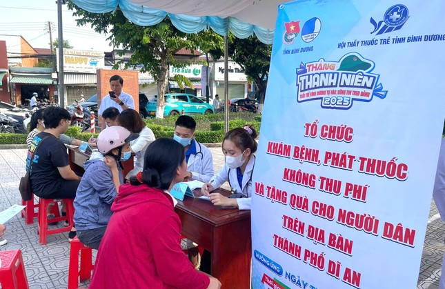 Tại chương trình, các y, bác sĩ đã khám, tư vấn sức khỏe và cấp thuốc miễn phí cho hơn 200 người dân. Ảnh: Tỉnh Đoàn Bình Dương Tại chương trình, các y, bác sĩ đã khám, tư vấn sức khỏe và cấp thuốc miễn phí cho hơn 200 người dân. Ảnh: Tỉnh Đoàn Bình Dương