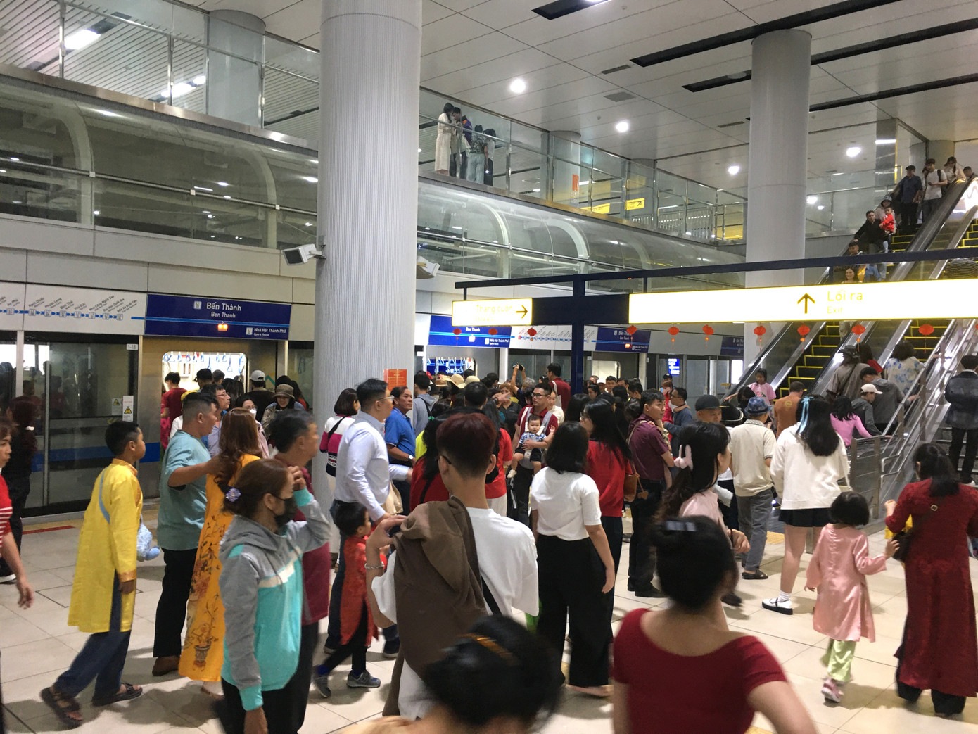 Nhà ga Metro Bến Thành ngày đầu năm Ất Tỵ ghi nhận lượng hành khách đông đảo.