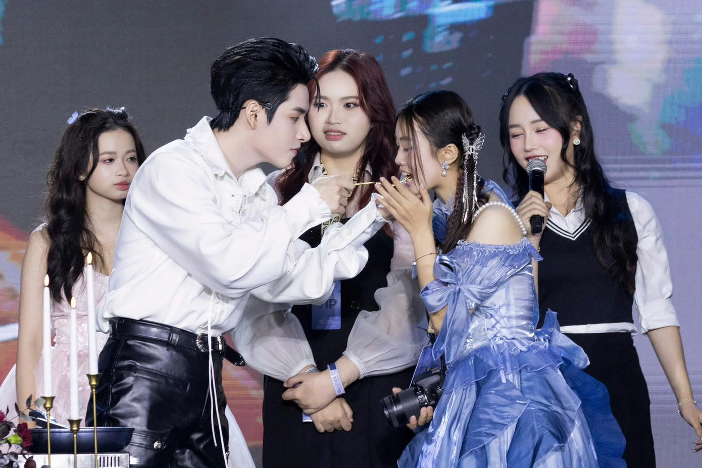 Chàng công tước Hùng Huỳnh phục vụ steak khiến các công nương "rung rinh". Ảnh: Fanpage Gemini Hùng Huỳnh.