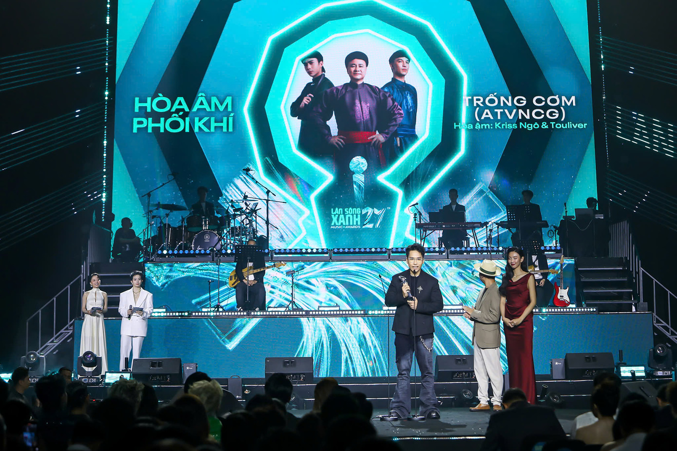 Dàn producer Touliver, SlimV và Kriss Ngô "rinh" về cúp danh giá tại các hạng mục Nhà sản xuất âm nhạc của năm và Hòa âm phối khí xuất sắc. Dàn producer Touliver, SlimV và Kriss Ngô "rinh" về cúp danh giá tại các hạng mục Nhà sản xuất âm nhạc của năm và Hòa âm phối khí xuất sắc.