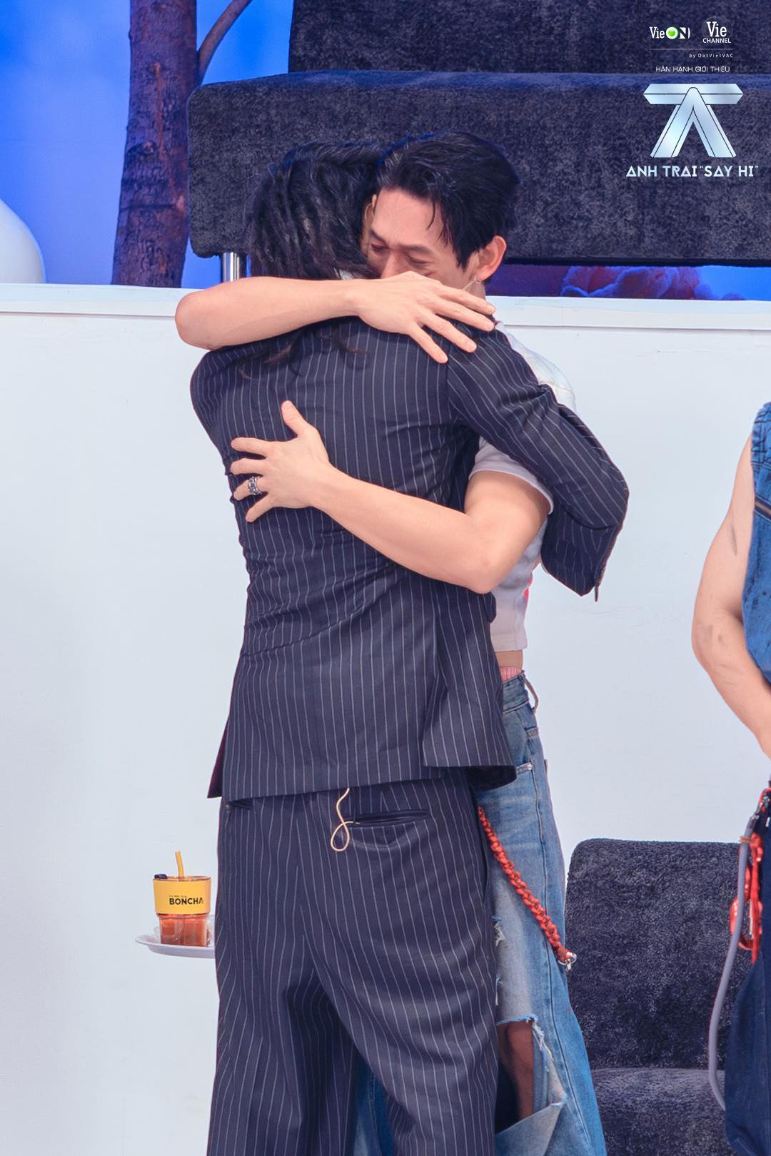 Màn chia tay giữa Tage - Song Luân trong chương trình lấy đi nhiều nước mắt của khán giả. Màn chia tay giữa Tage - Song Luân trong chương trình lấy đi nhiều nước mắt của khán giả.