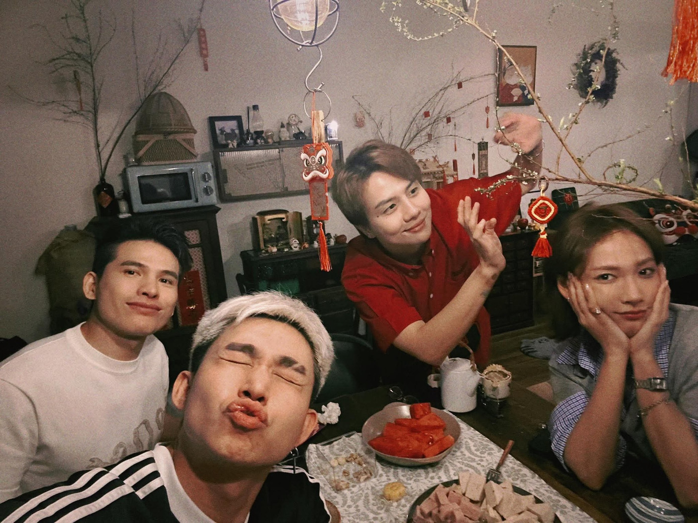 Duy Khánh cho rằng mình ở bên cạnh Jun Phạm "còn nhiều hơn là ở cạnh mẹ". Nguồn ảnh: FBNV. Duy Khánh cho rằng mình ở bên cạnh Jun Phạm "còn nhiều hơn là ở cạnh mẹ". Nguồn ảnh: FBNV.