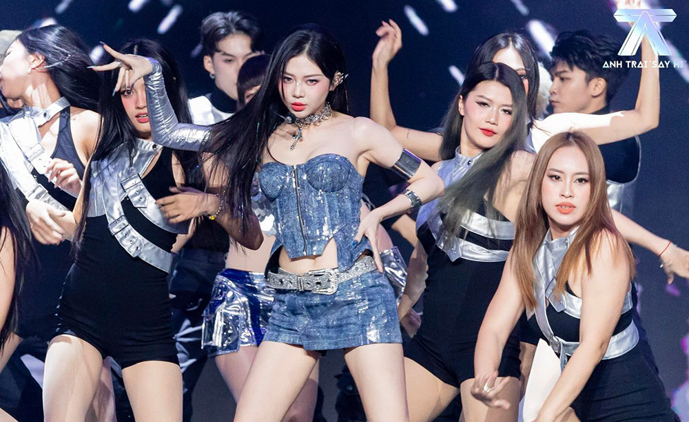 Liz Kim Cương biểu diễn tại Chung kết Anh Trai "Say Hi". Liz Kim Cương biểu diễn tại Chung kết Anh Trai "Say Hi".