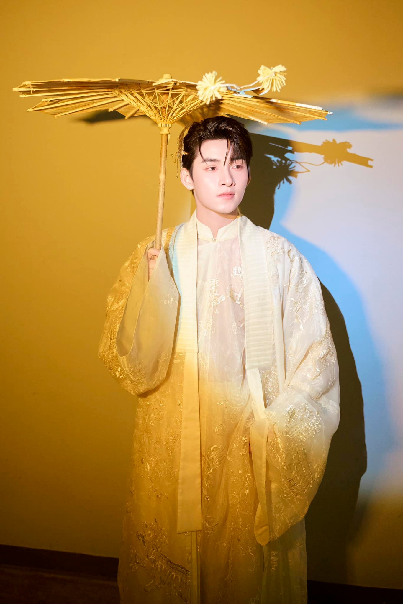 Trang phục của Hùng Huỳnh tại lễ trao giải, tuy nhiên anh không xuất hiện trên thảm đỏ. Trang phục của Hùng Huỳnh tại lễ trao giải, tuy nhiên anh không xuất hiện trên thảm đỏ.