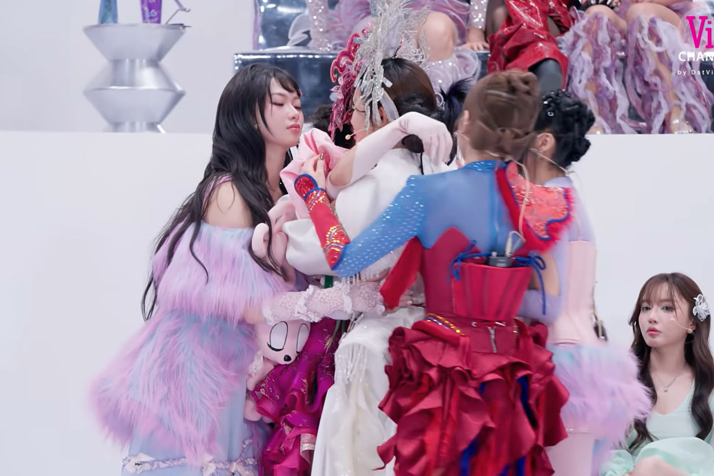 Đội trưởng Phương Mỹ Chi cho biết cô cảm thấy tiếc nhiều hơn buồn vì Chi Xê là một người rất có tiềm năng. Đội trưởng Phương Mỹ Chi cho biết cô cảm thấy tiếc nhiều hơn buồn vì Chi Xê là một người rất có tiềm năng.