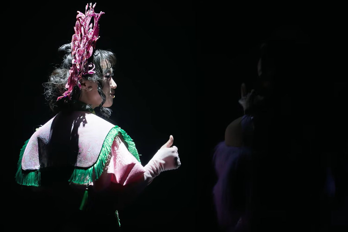 Netizen xúc động trước khoảnh khắc người ra về động viên tinh thần người ở lại. Netizen xúc động trước khoảnh khắc người ra về động viên tinh thần người ở lại.