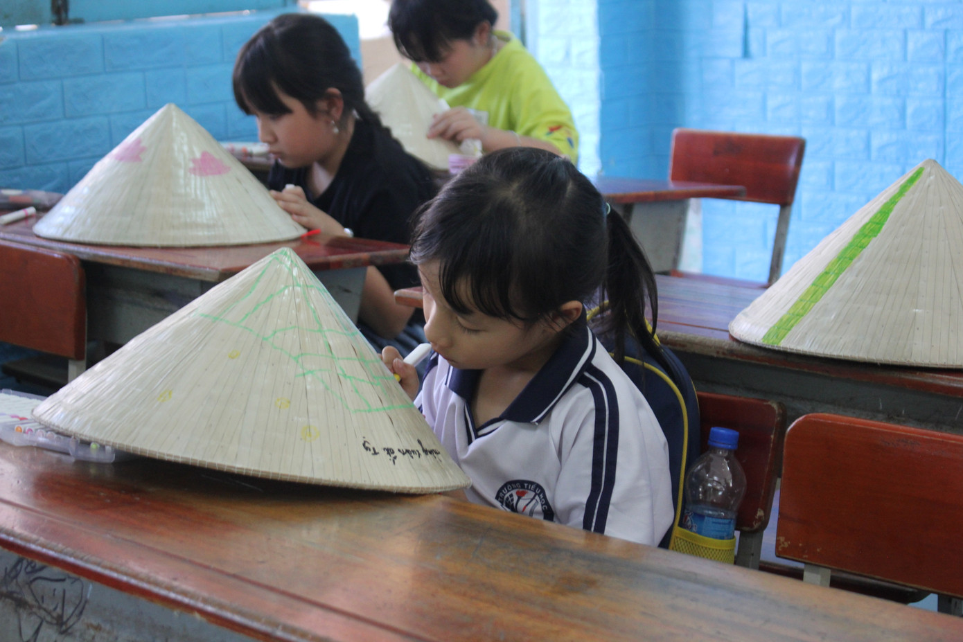 Các em học sinh tham gia cuộc thi vẽ nón lá. Các em học sinh tham gia cuộc thi vẽ nón lá.