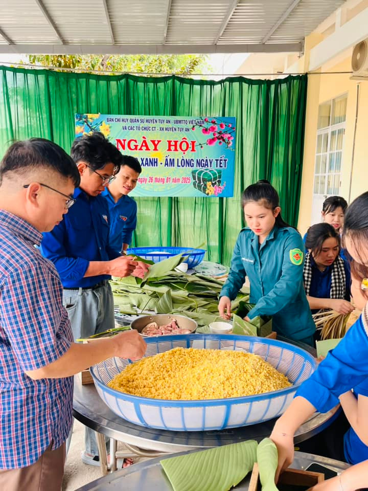 Nguyên liệu làm bánh được chuẩn bị đầy đủ để mỗi chiếc bánh được thơm ngon khi đến tay người nhận. Ảnh: Huyện đoàn Tuy An Nguyên liệu làm bánh được chuẩn bị đầy đủ để mỗi chiếc bánh được thơm ngon khi đến tay người nhận. Ảnh: Huyện đoàn Tuy An