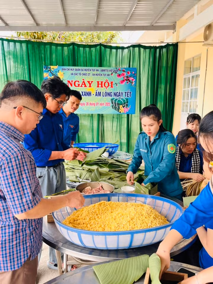 Nguyên liệu làm bánh được chuẩn bị đầy đủ để mỗi chiếc bánh được thơm ngon khi đến tay người nhận. Ảnh: Huyện đoàn Tuy An
