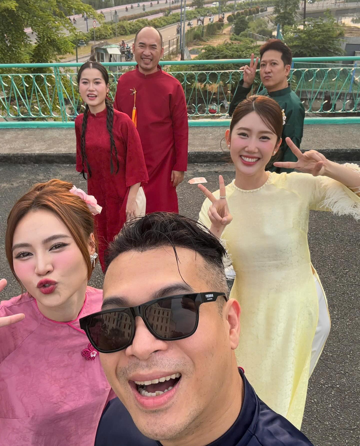 Bức ảnh đầy đủ các thành viên được Lan Ngọc đăng tải. Bức ảnh đầy đủ các thành viên được Lan Ngọc đăng tải.