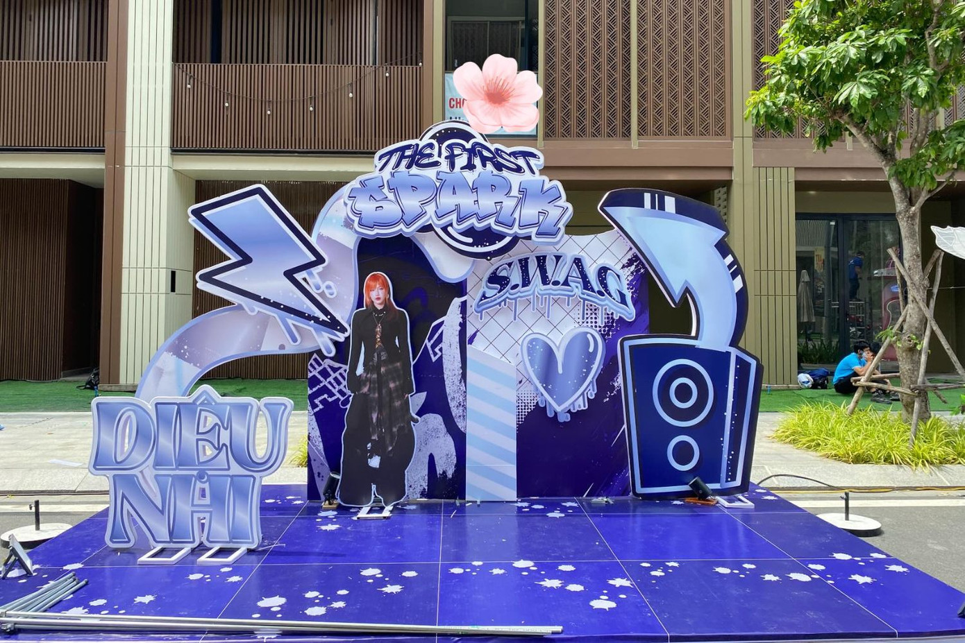 Trái ngược với phong cách "nhây, lầy" của Diệu Nhi, FC đã chuẩn bị một chiếc booth có tông màu lạnh, trang trí đơn giản. Ảnh: Threads @willankun