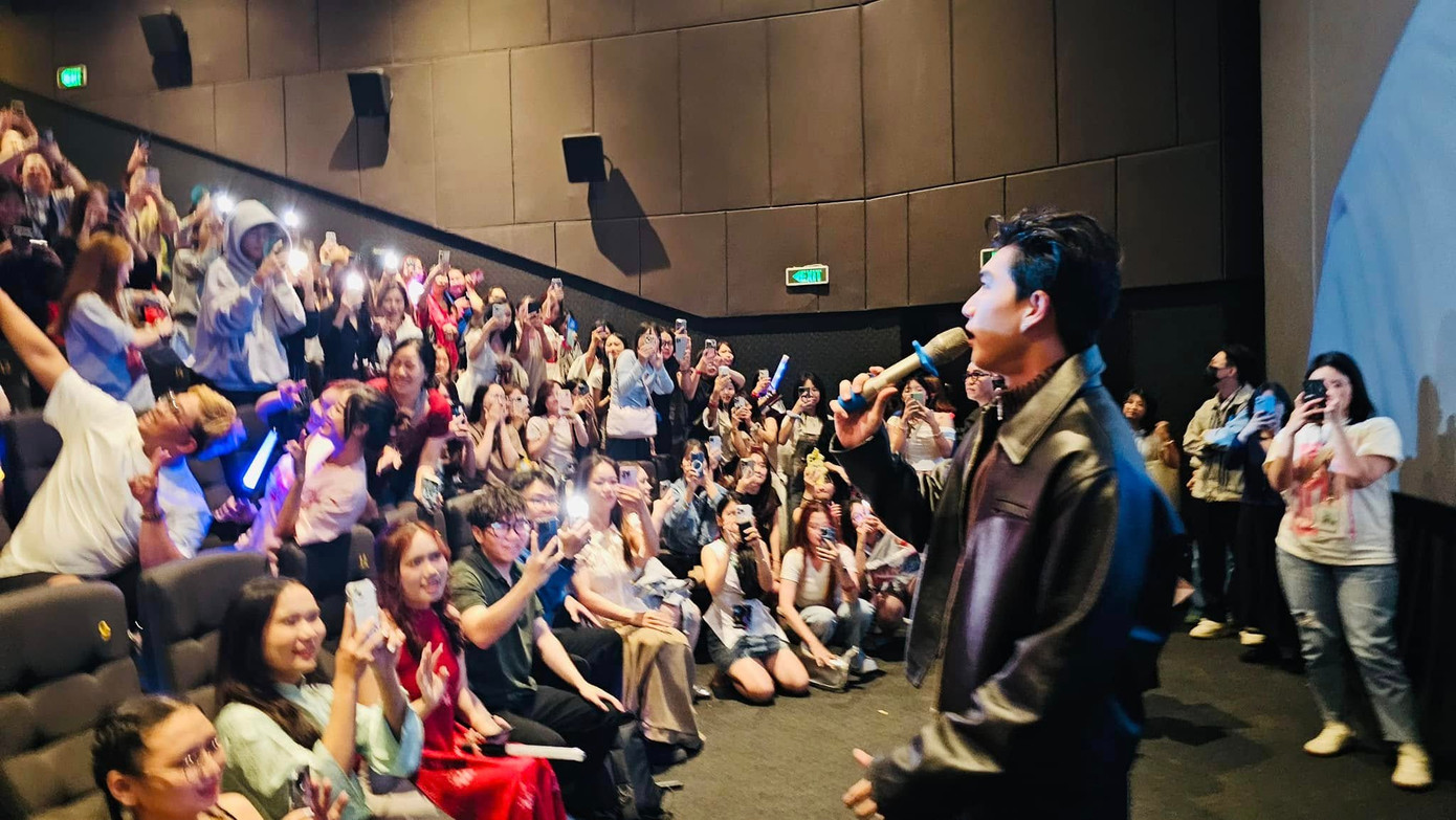 HIEUTHUHAI bất ngờ đổ bộ rạp chiếu, thu hút sự chú ý với vẻ ngoài lịch lãm, phong độ.