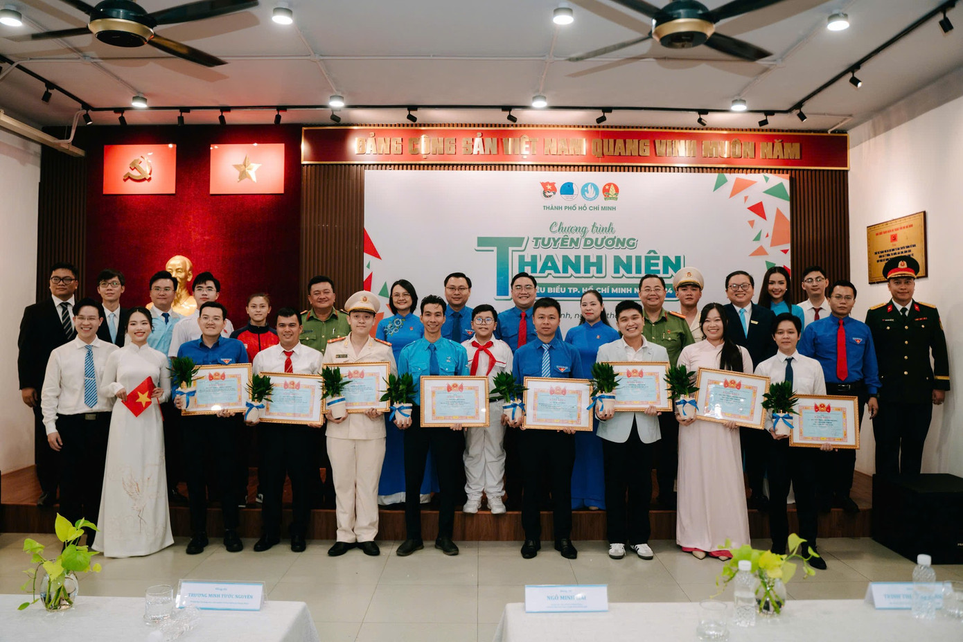 Bên cạnh đó, Ban Thường vụ Thành Đoàn cũng vinh danh 9 cá nhân đạt danh hiệu Thanh niên tiêu biểu TP.HCM năm 2024. Ảnh: Thành Đoàn TP. Hồ Chí Minh