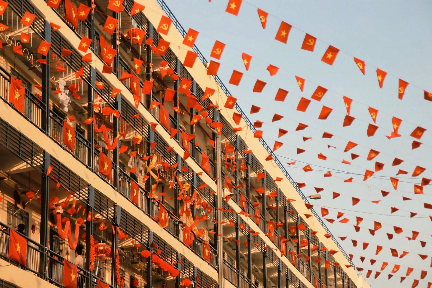 Những lá cờ đỏ sao vàng cùng cờ Đảng tung bay trước gió, làm rạng rỡ cả một khoảng khuôn viên Học viện.