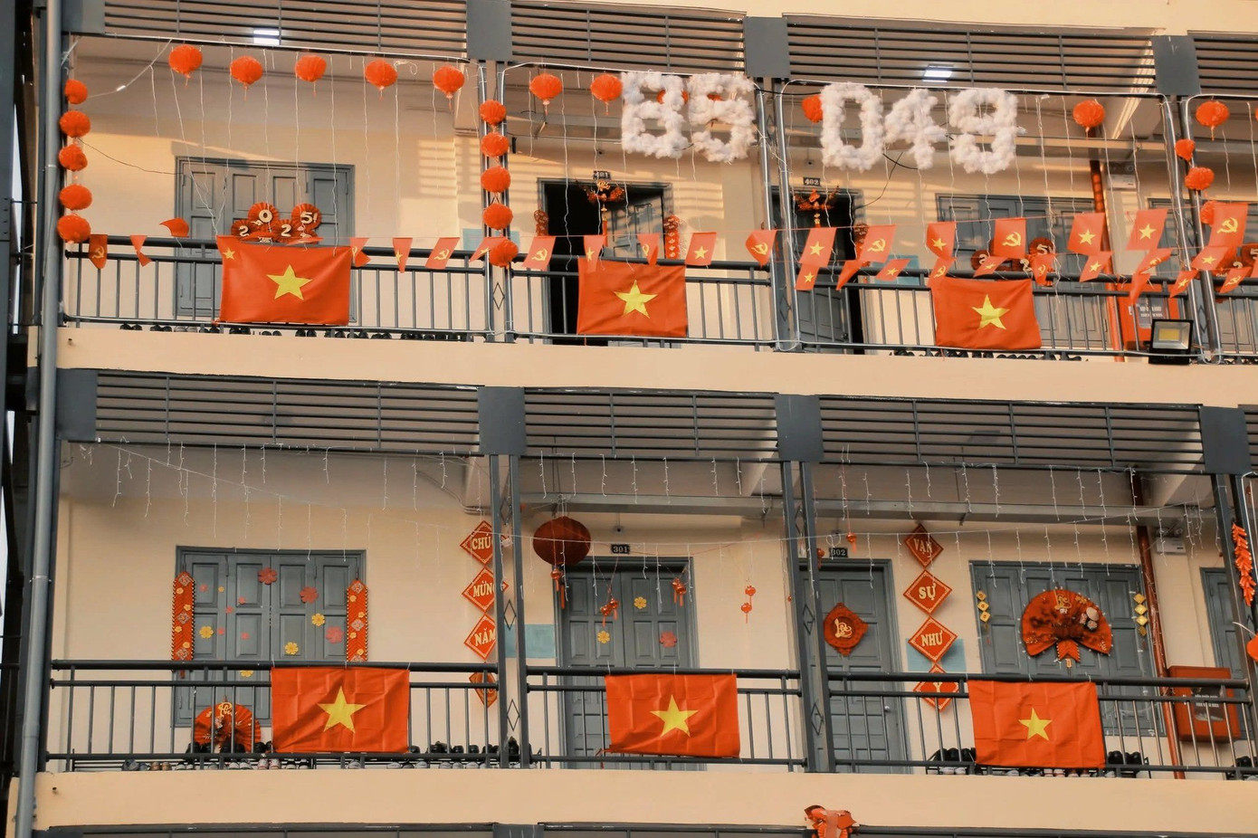 Dù ở góc máy nào thì Học viện Cảnh sát Nhân dân vẫn lung linh sắc cờ Tổ quốc thân yêu.