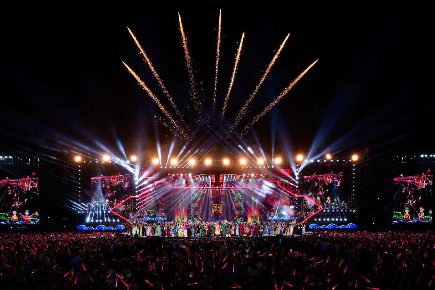 Concert trở thành &quot;sàn diễn thời trang&quot; nơi hàng nghìn khán giả khoác lên mình những bộ trang phục truyền thống.