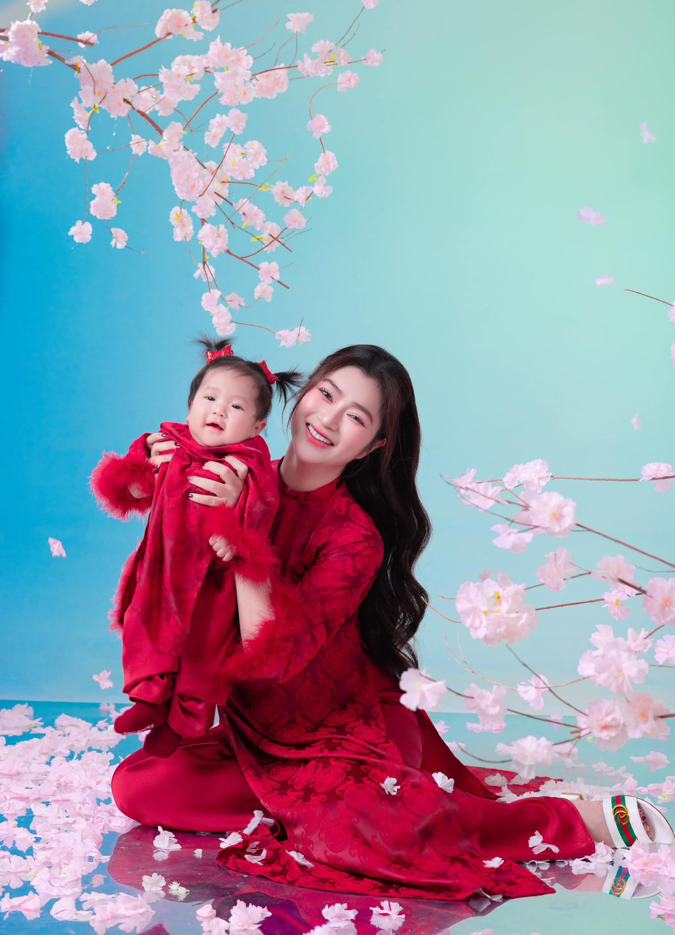 Diễn viên Thanh Trúc chụp ảnh đón Tết cùng con gái đầu lòng. Diễn viên Thanh Trúc chụp ảnh đón Tết cùng con gái đầu lòng.