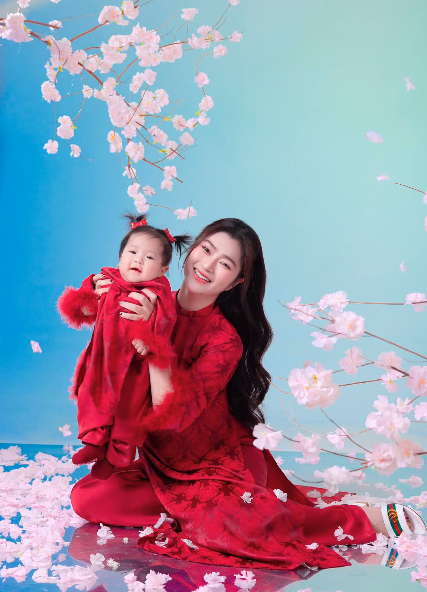 Diễn viên Thanh Trúc chụp ảnh đón Tết cùng con gái đầu lòng. Diễn viên Thanh Trúc chụp ảnh đón Tết cùng con gái đầu lòng.