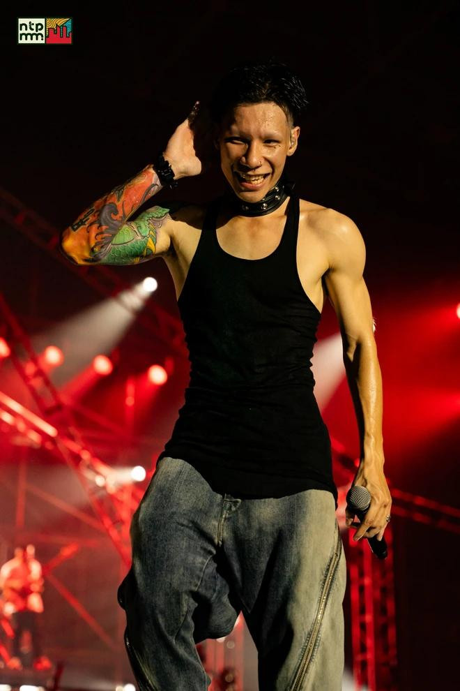 MCK từng chia sẻ, BTC đã không chuẩn bị micro lẫn playback cho phần diễn của anh. MCK từng chia sẻ, BTC đã không chuẩn bị micro lẫn playback cho phần diễn của anh.