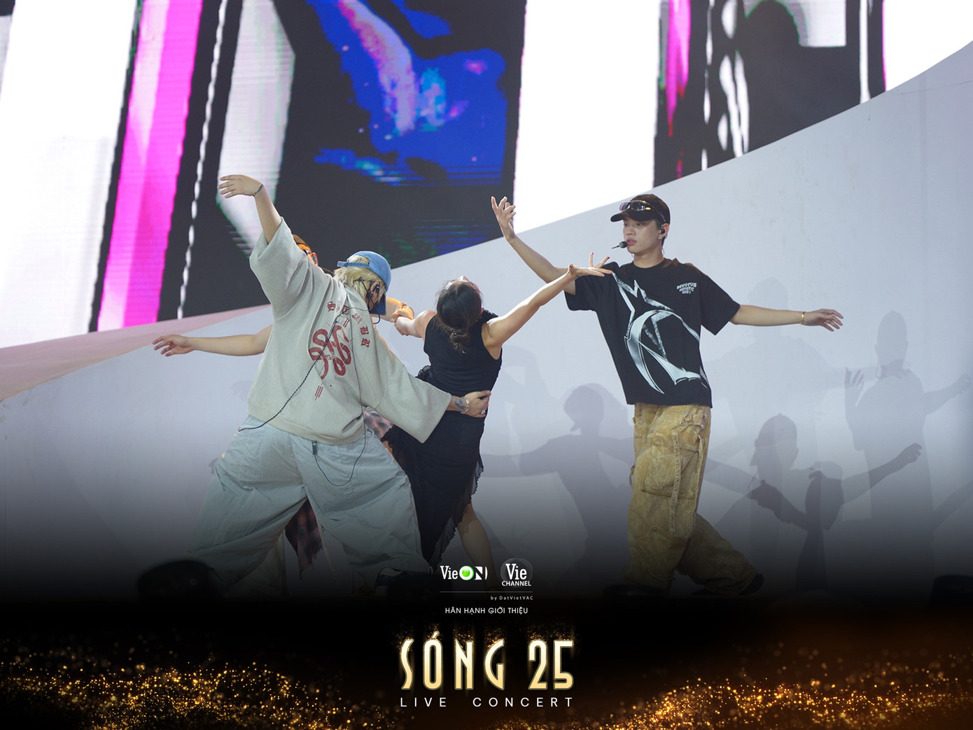 Dàn Anh trai hăng say luyện tập trước thềm công diễn. Dàn Anh trai hăng say luyện tập trước thềm công diễn.