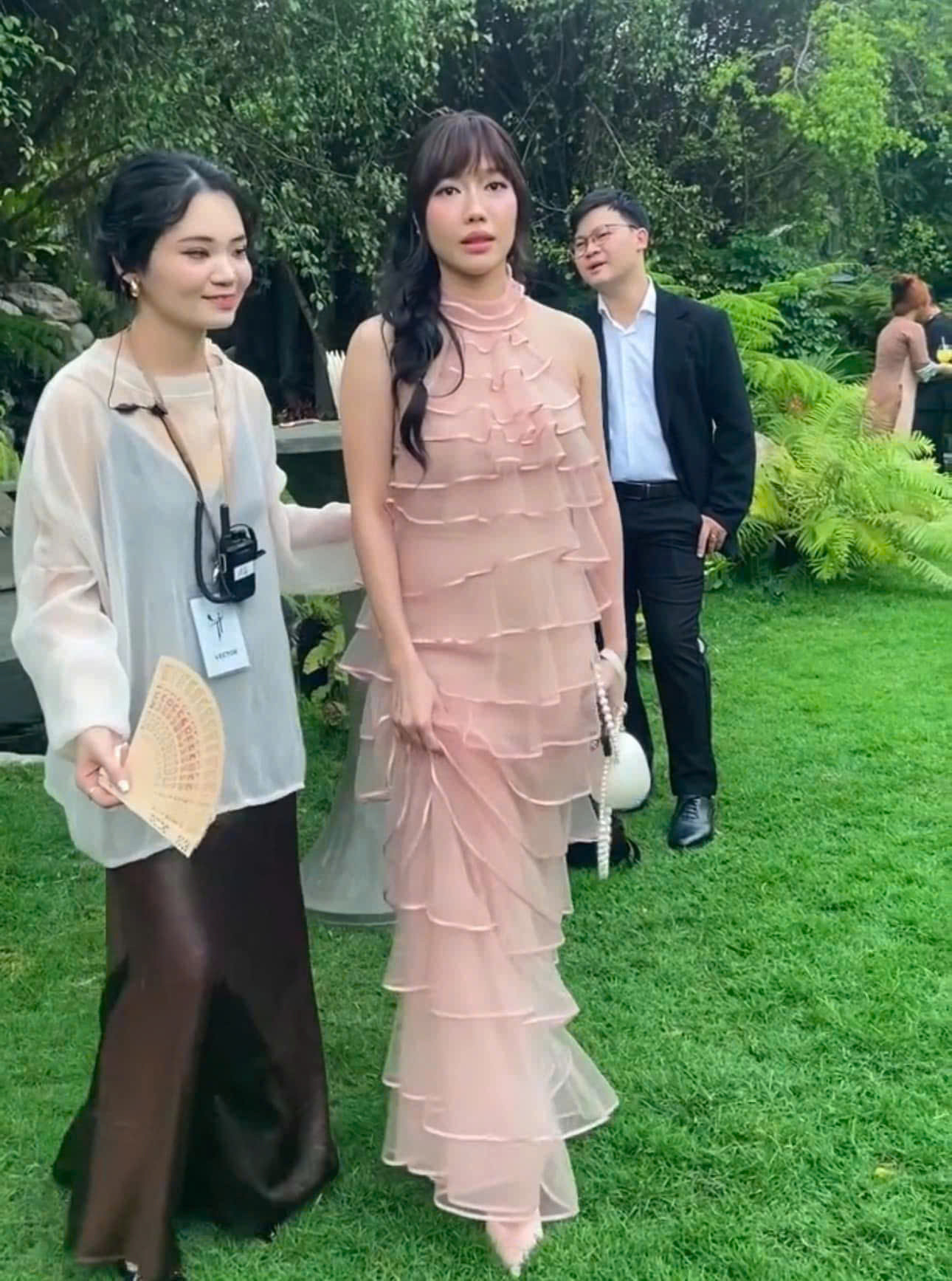 &quot;Chị đẹp&quot; Diệu Nhi đến chúc phúc.