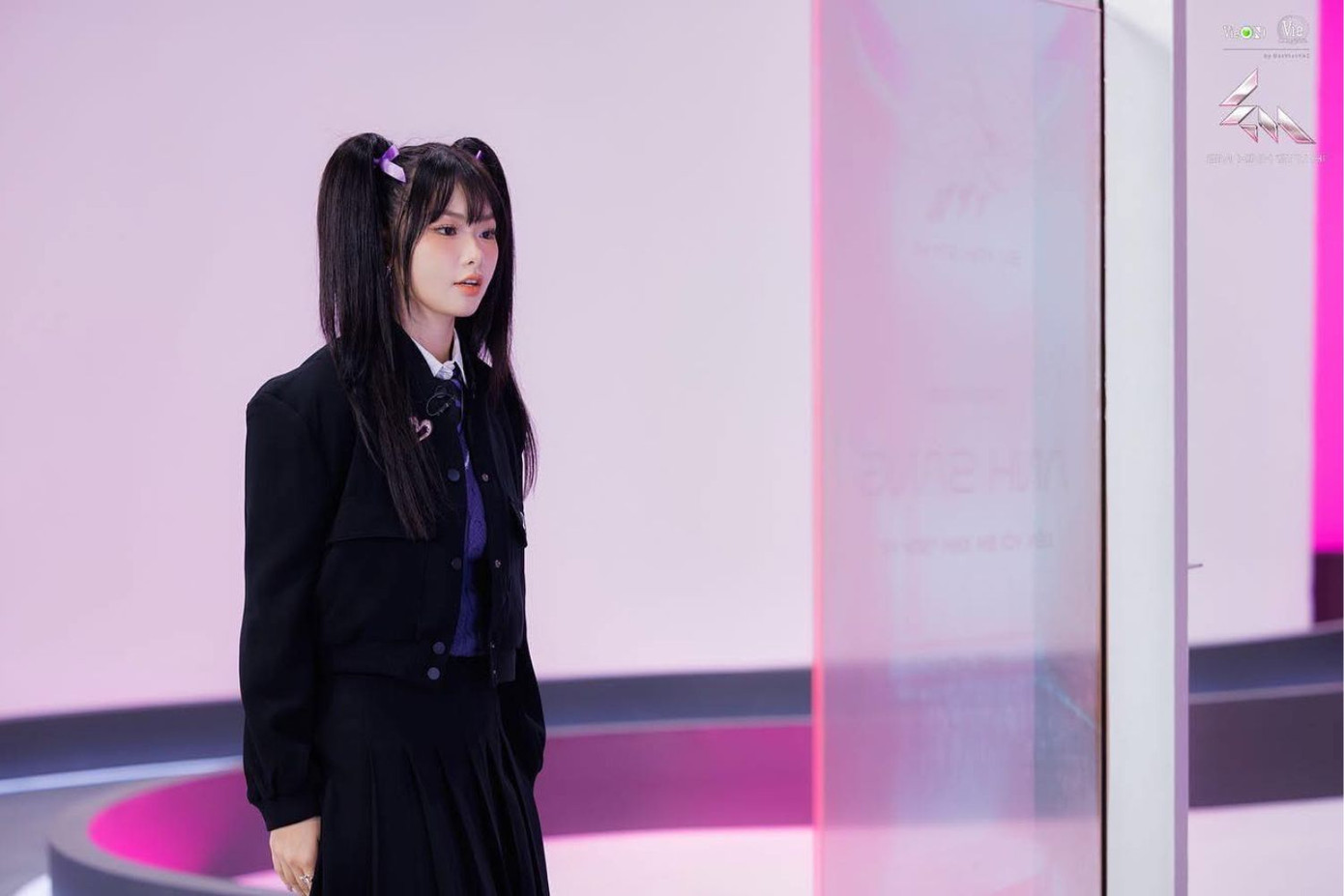 Ánh Sáng AZA là “Em xinh” nhỏ tuổi nhất trong chương trình Em Xinh “Say Hi”. Ánh Sáng AZA là “Em xinh” nhỏ tuổi nhất trong chương trình Em Xinh “Say Hi”.