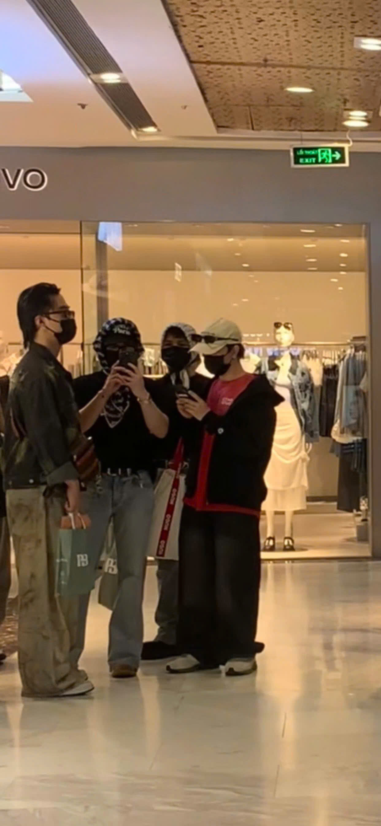 Bức ảnh vô tình để lộ địa điểm của rạp chiếu nhưng tất cả vẫn có thể là "hỏa mù".