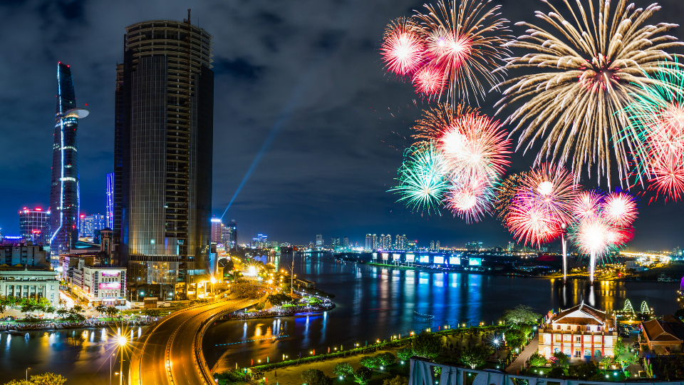 Hai điểm bắn pháo hoa tầm cao là đầu hầm sông Sài Gòn (TP. Thủ Đức) và Đền tưởng niệm liệt sĩ Bến Dược (huyện Củ Chi). Ảnh: iVIVU