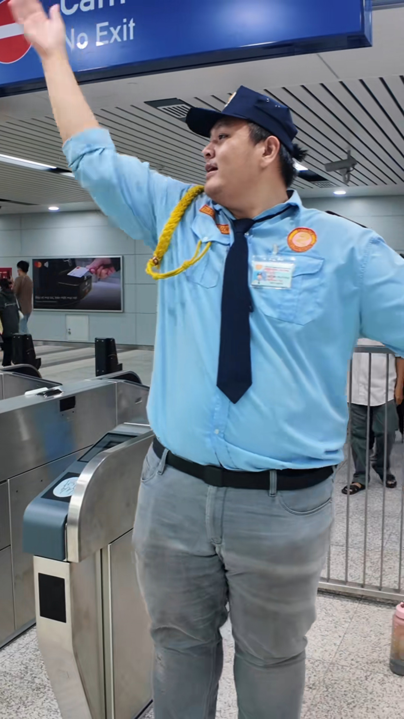 Anh Đạt trước đây làm việc ở ga Văn Thánh (quận Bình Thạnh) và hiện đang làm tại ga Bến Thành (quận 1). Ảnh chụp màn hình clip. Anh Đạt trước đây làm việc ở ga Văn Thánh (quận Bình Thạnh) và hiện đang làm tại ga Bến Thành (quận 1). Ảnh chụp màn hình clip.