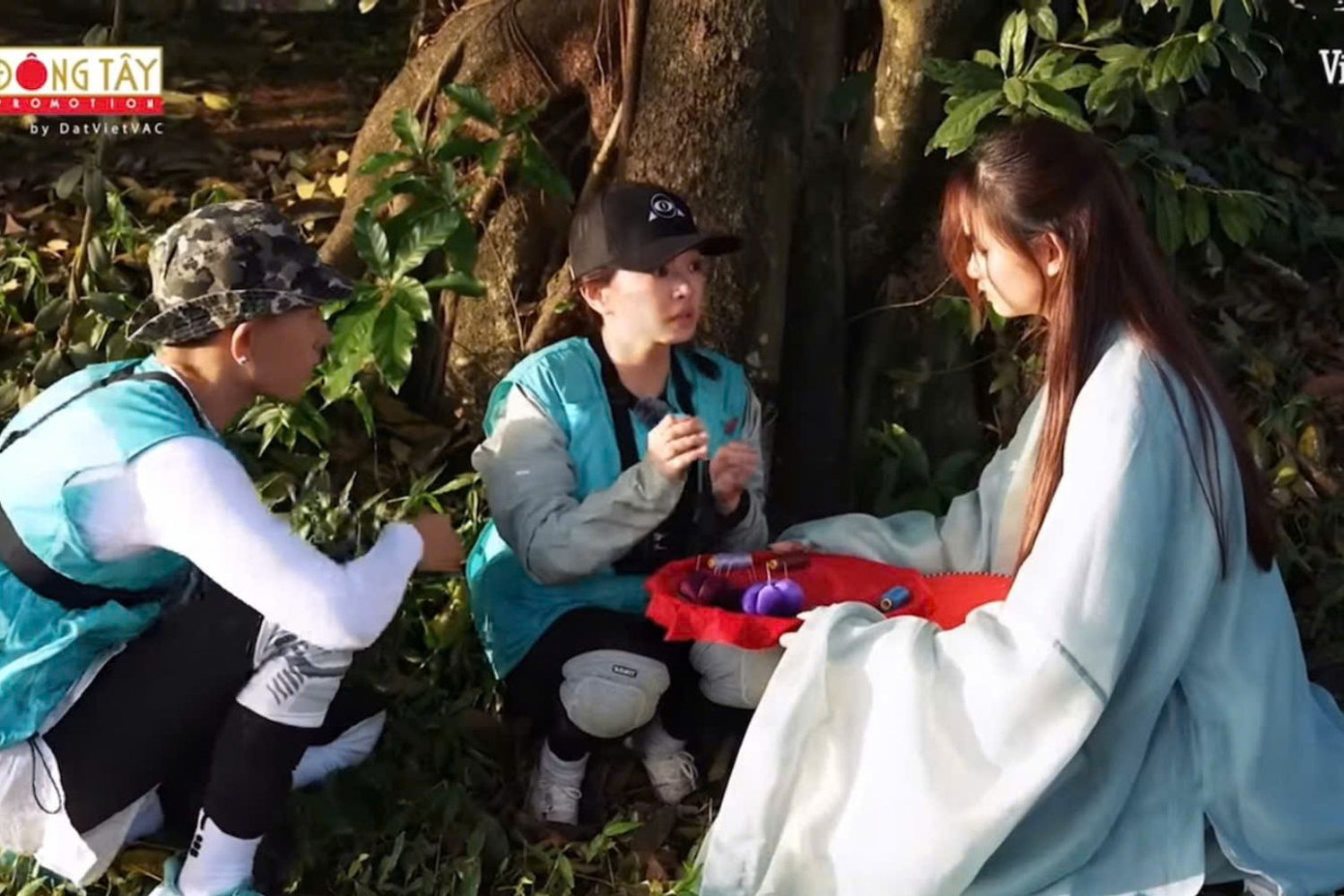 WEAN vừa canh thợ săn vừa hỗ trợ Kaity Nguyễn hoàn thành nhiệm vụ. WEAN vừa canh thợ săn vừa hỗ trợ Kaity Nguyễn hoàn thành nhiệm vụ.