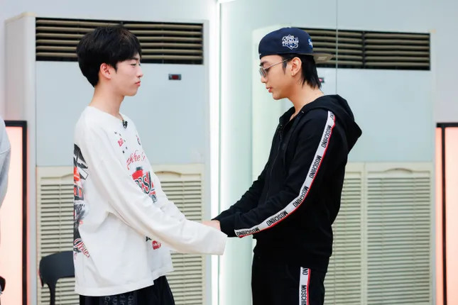 NSX SOOBIN gửi gắm rằng sẽ luôn sẵn sàng khi Trung Anh cần sự giúp đỡ. Ảnh: BTC. NSX SOOBIN gửi gắm rằng sẽ luôn sẵn sàng khi Trung Anh cần sự giúp đỡ. Ảnh: BTC.