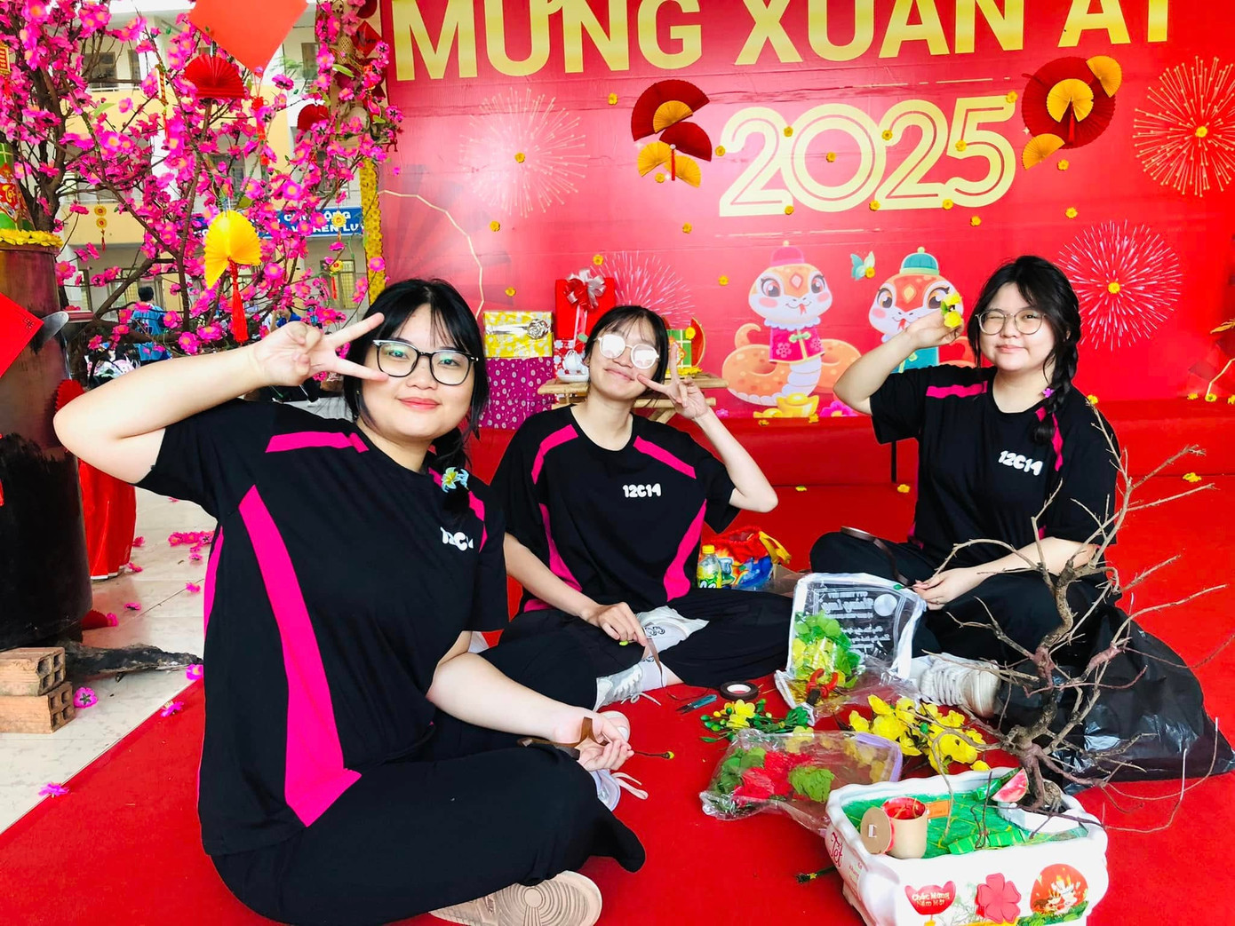 Ảnh: Đoàn Trường THPT Nguyễn Hữu Cảnh Ảnh: Đoàn Trường THPT Nguyễn Hữu Cảnh